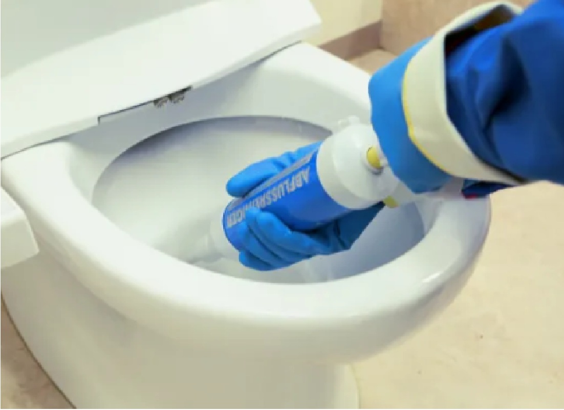 清掃のプロが季節を彩る！窓とトイレの大掃除